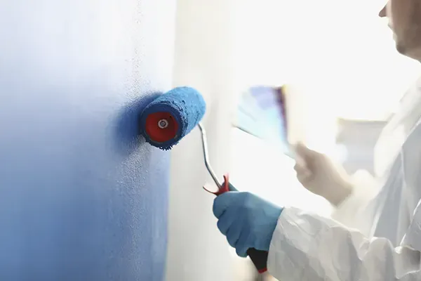 Profissional da Floripa Pinturas e Drywall pintando parede em Florianópolis