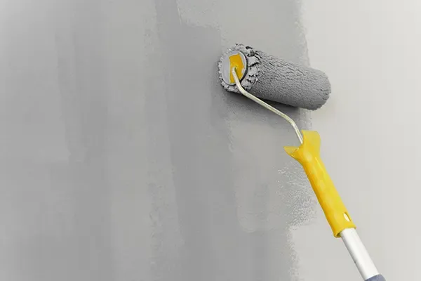 Profissional da Floripa Pinturas e Drywall pintando parede em Itapema