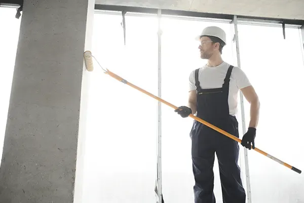 Profissional da Floripa Pinturas e Drywall pintando parede em São José