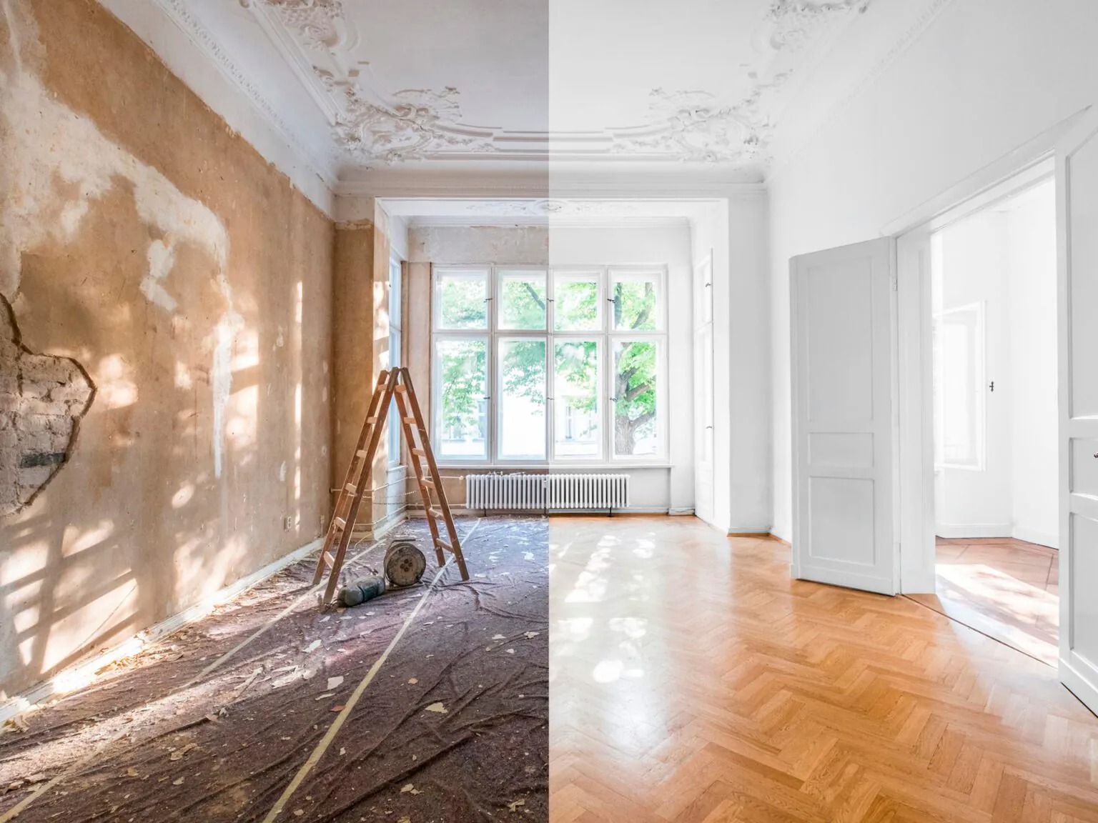 Sala antes com parede danificada e depois pintada de branco, com piso restaurado